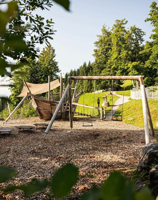 Piratenschiff – Kinderhotel Allgäuer Berghof Piratenschiffsschaukel auf dem Spielplatz vom Kinderhotel Allgäuer Berghof
