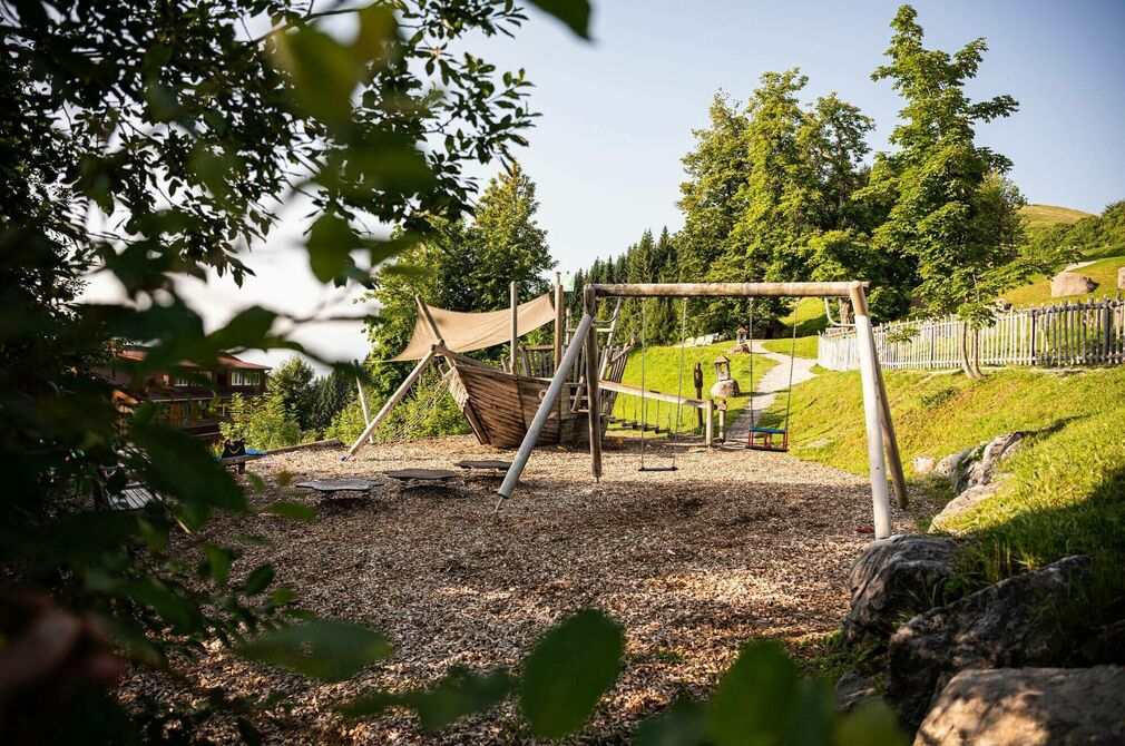 Piratenschiffsschaukel auf dem Spielplatz vom Kinderhotel Allgäuer Berghof