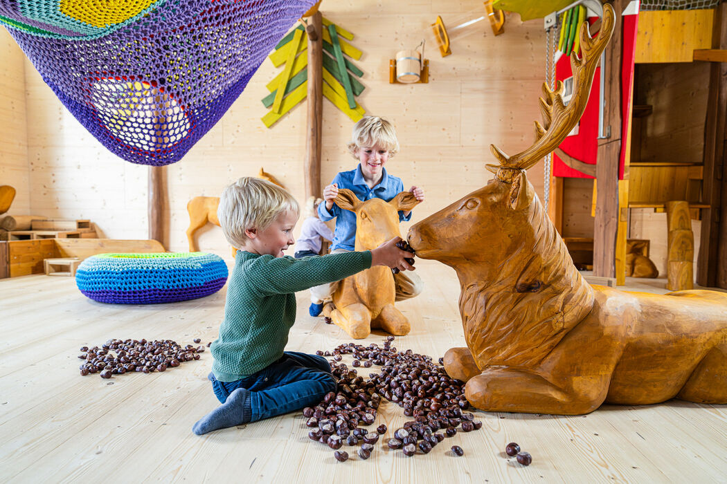 Kastanienspielplatz mit Holztieren im Kinderhotel Allgäuer Berghof