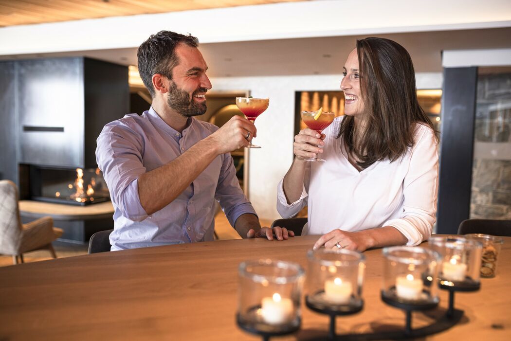 Elternzeit an der Bar genießen im Kinderhotel Allgäuer Berghof