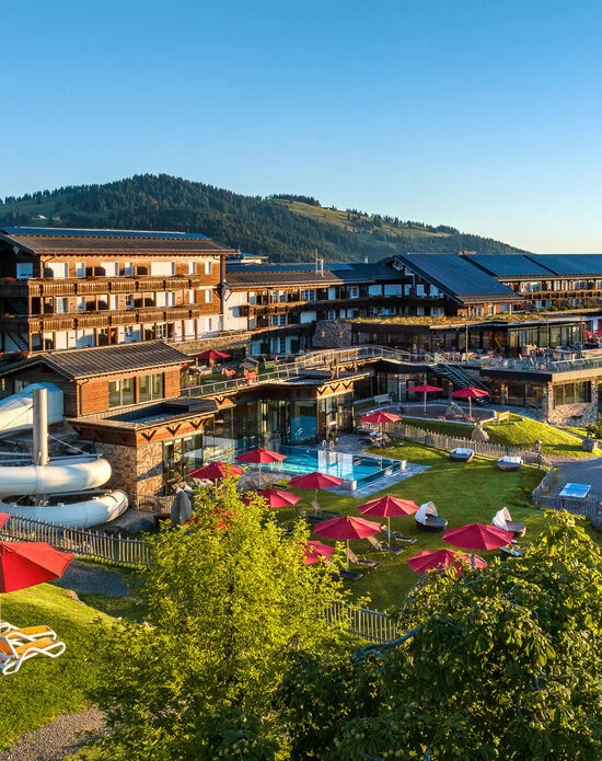 Hotelansicht am frühen Morgen vom Kinderhotel Allgäuer Berghof