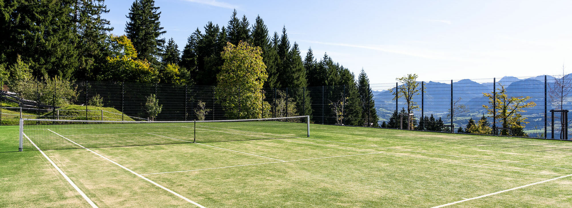 Tennisplatz mit Bergblick und Kunstrasen am Kinderhotel Allgäuer Berghof 