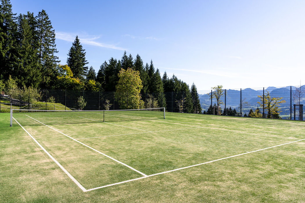 Tennisplatz mit Bergblick und Kunstrasen am Kinderhotel Allgäuer Berghof
