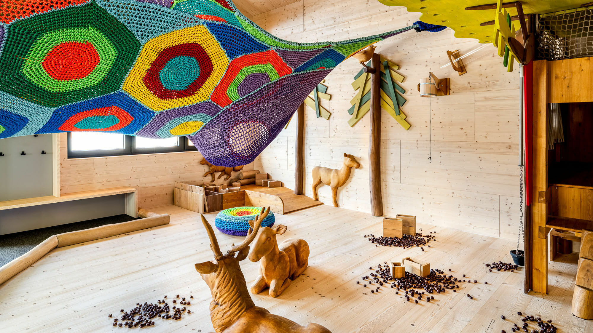 Spielscheune mit Kletternetz im Kinderhotel Allgäuer Berghof