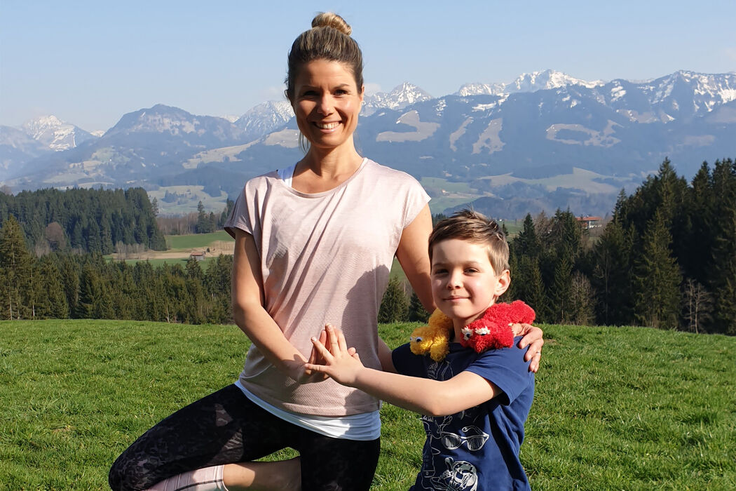 Aktiv sein mit Yoga im Kinderhotel Allgäuer Berghof