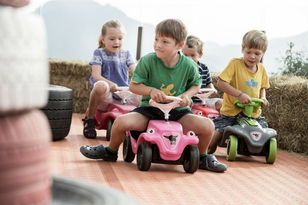 Rennen fahren auf der Bobbycar Strecke im Kinderhotel Allgäuer Berghof