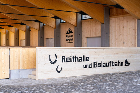 Reiten und Eislaufen in überdachter Halle im Kinderhotel Allgäuer Berghof 