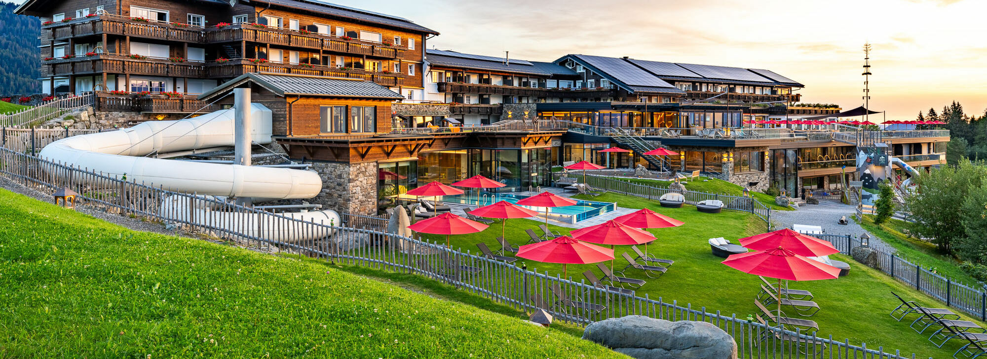 Schwimmbad mit Außenpool im Kinderhotel Allgäuer Berghof