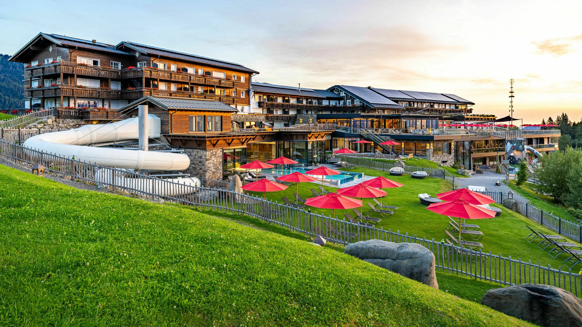 Schwimmbad mit Außenpool im Kinderhotel Allgäuer Berghof