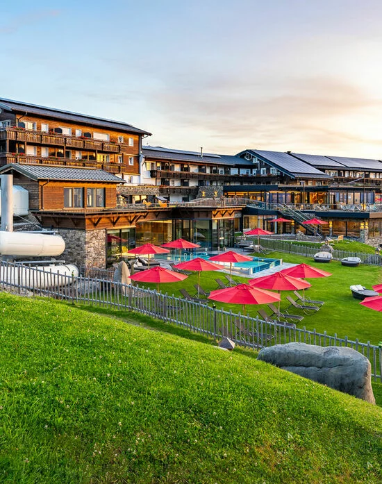 Außenpool – Kinderhotel Allgäuer Berghof Schwimmbad mit Außenpool im Kinderhotel Allgäuer Berghof