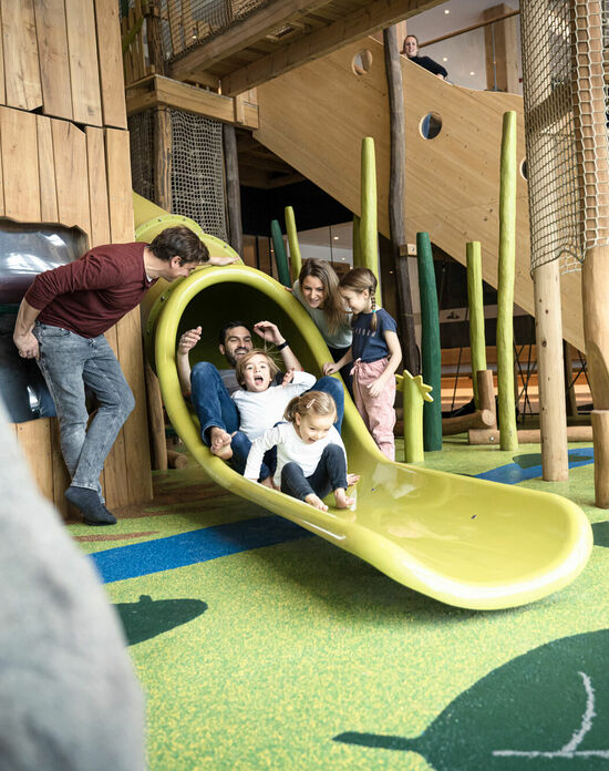 Rutsche in Spielwelt – Kinderhotel Allgäuer Berghof Abenteuer erleben in der Indoor-Spielwelt im Kinderhotel Allgäuer Berghof
