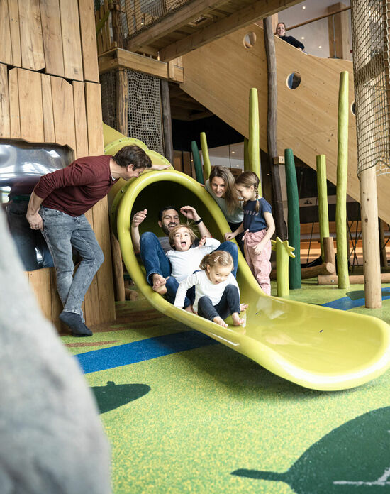 Rutsche in Spielwelt – Kinderhotel Allgäuer Berghof Abenteuer erleben in der Indoor-Spielwelt im Kinderhotel Allgäuer Berghof