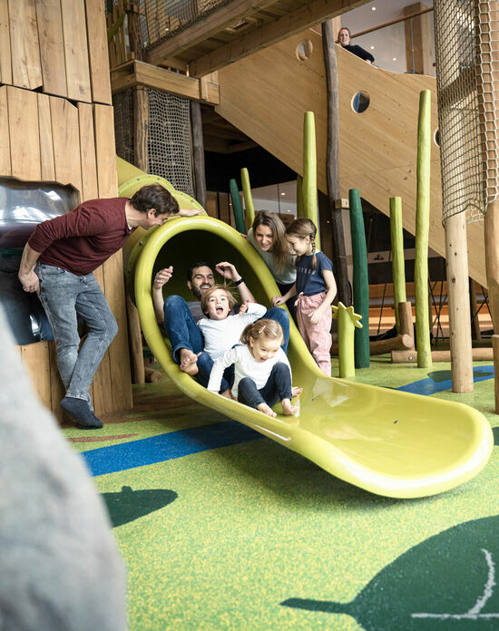 Rutsche in Spielwelt – Kinderhotel Allgäuer Berghof Abenteuer erleben in der Indoor-Spielwelt im Kinderhotel Allgäuer Berghof