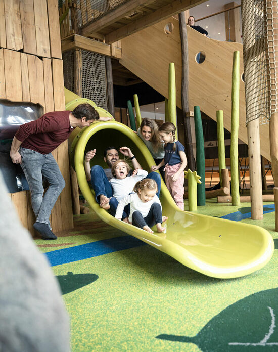 Rutsche in Spielwelt – Kinderhotel Allgäuer Berghof Abenteuer erleben in der Indoor-Spielwelt im Kinderhotel Allgäuer Berghof
