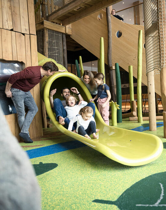 Rutsche in Spielwelt – Kinderhotel Allgäuer Berghof Abenteuer erleben in der Indoor-Spielwelt im Kinderhotel Allgäuer Berghof