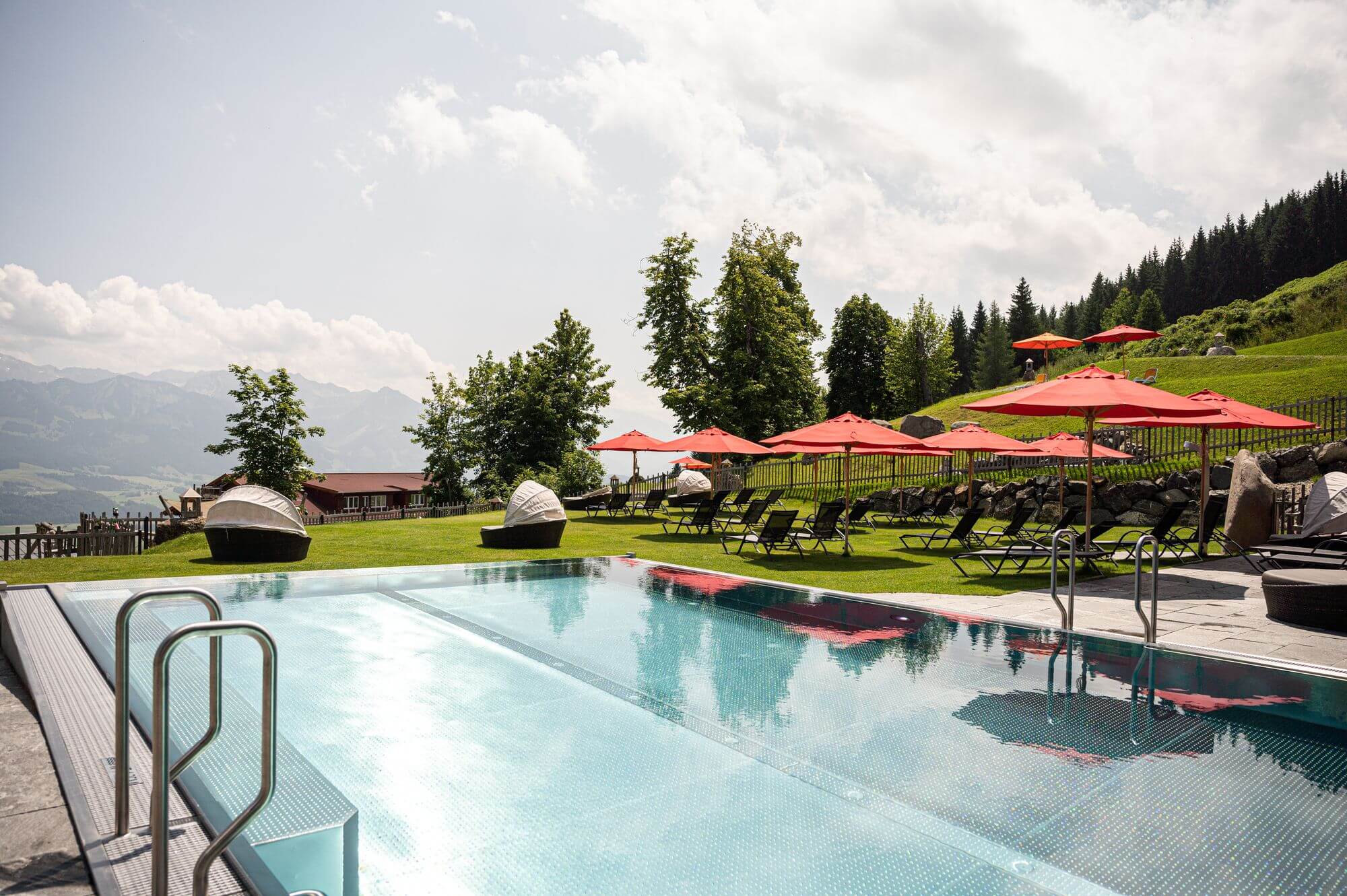 Entspannen im Außenpool im Kinderhotel Allgäuer Berghof