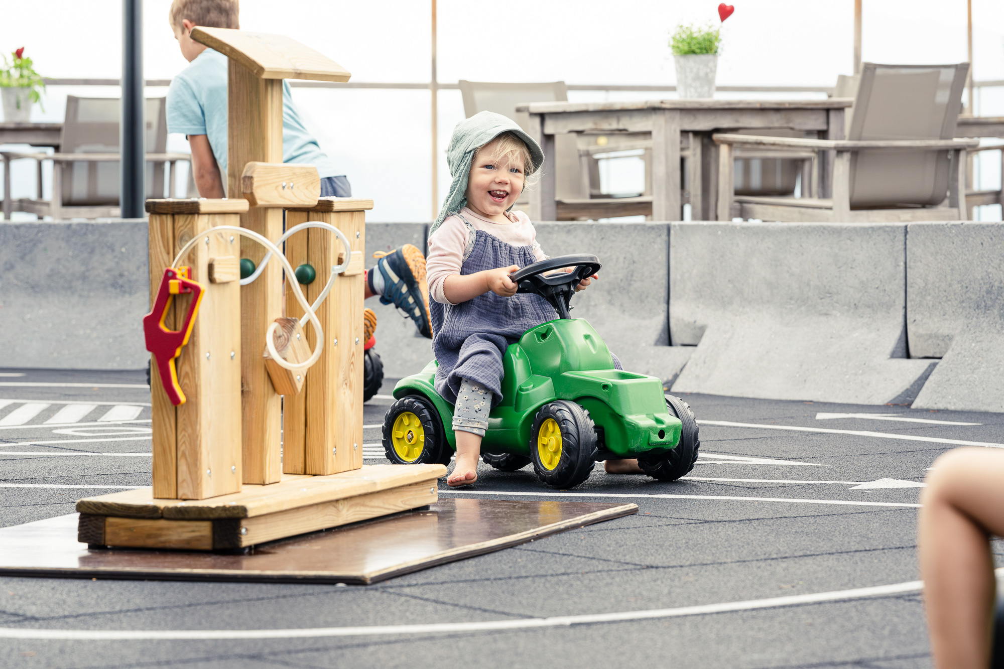 Außengelände Bobbycar Rennstrecke – Kinderhotel Allgäuer Berghof Außengelände Bobbycar Rennstrecke im Kinderhotel Allgäuer Berghof
