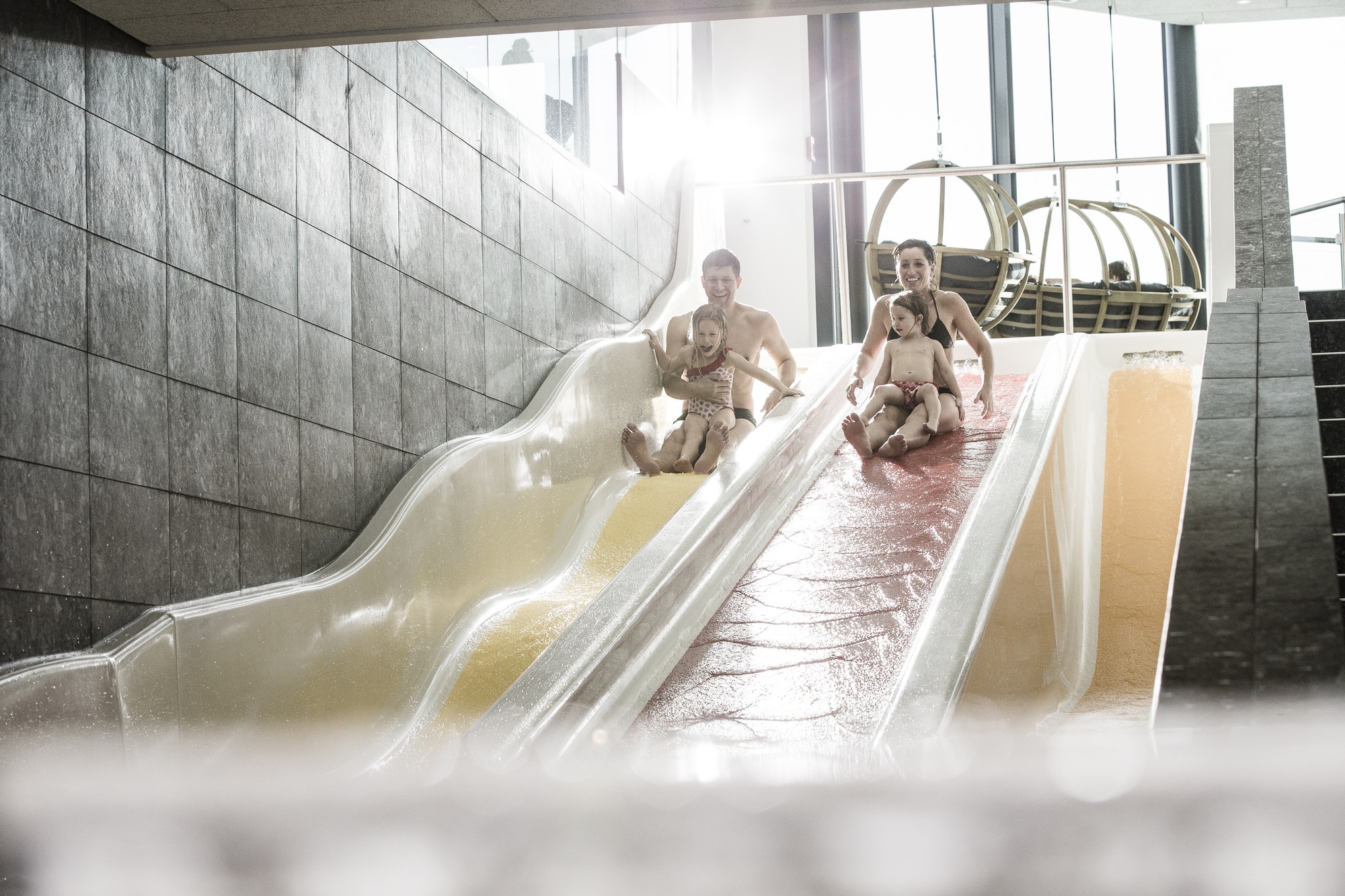 Schwimmbad mit Wasserrutsche im Kinderhotel Allgäuer Berghof