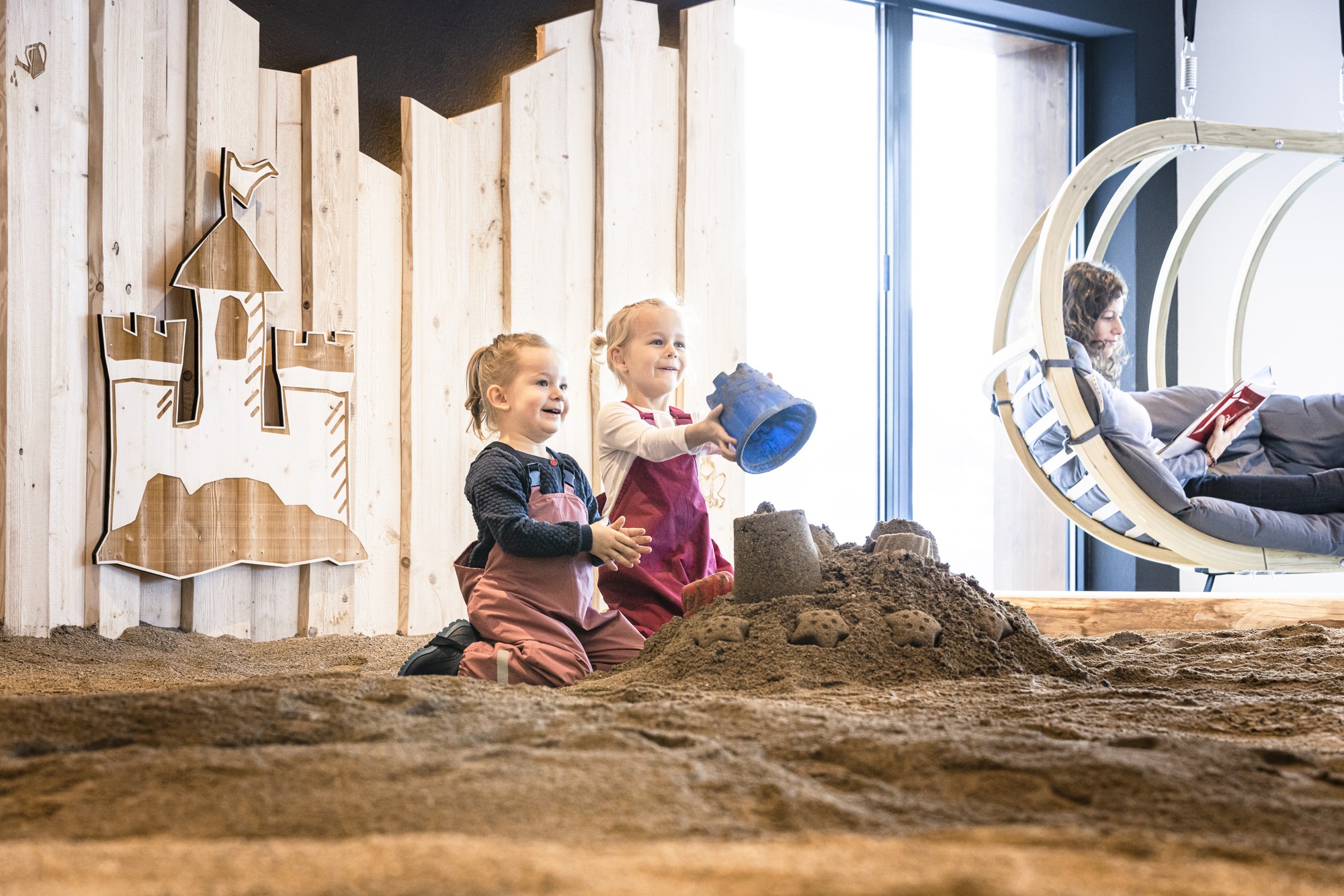 Spielen im Indoorsandkasten des Kinderhotels Allgäuer Berghof