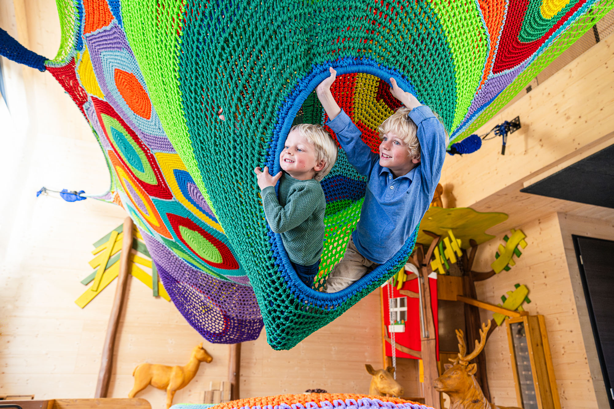 Kletternetz in der Spielscheune – Kinderhotel Allgäuer Berghof Kletternetz in der Spielscheune im Kinderhotel Allgäuer Berghof